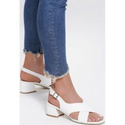 Białe Sandały Prickly. Białe sandały damskie vices, w paski, na niskim obcasie, na obcasie, z paskami. Za 79,99 zł.