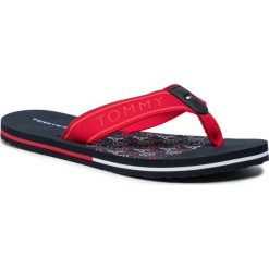 Japonki TOMMY HILFIGER - Flat Beach Sandal Corporate FW0FW04371 Rwb 020. Czerwone klapki damskie TOMMY HILFIGER, bez wzorów, ze skóry, bez obcasa. Za 159,00 zł.