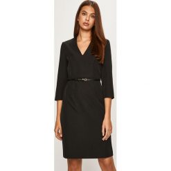 Vero Moda - Sukienka. Czarne sukienki damskie Vero Moda, w paski, z elastanu, bez kołnierzyka, bez rękawów, mini, dopasowane. W wyprzedaży za 149,90 zł.