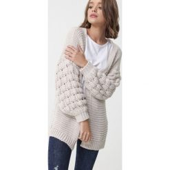 Beżowy Kardigan Condell. Brązowe swetry damskie Born2be, uniwersalny, z dzianiny, boho, długie. Za 119,99 zł.