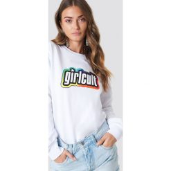 Galore x NA-KD Bluza Girl Cult - White. Białe bluzy damskie marki Galore x NA-KD, z nadrukiem, bez rękawów, bez kaptura. W wyprzedaży za 56,78 zł.