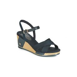 Sandały Tommy Hilfiger ESTELLA 1D. Niebieskie sandały damskie TOMMY HILFIGER, bez wzorów, bez obcasa, bez zapięcia. Za 330,51 zł.