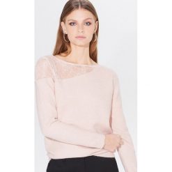 Sweter z koronkowym dekoltem - Różowy. Różowe swetry damskie Mohito, s, bez wzorów, z koronki, bez rękawów, bez kaptura. Za 119,99 zł.