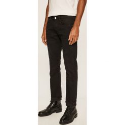 Guess Jeans - Spodnie Vermont. Czarne spodnie męskie Guess Jeans, na co dzień, m, z aplikacjami, z bawełny. W wyprzedaży za 299,90 zł.