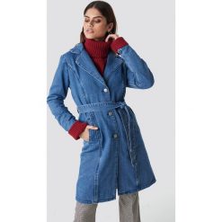 NA-KD Długa kurtka jeansowa - Blue. Niebieskie kurtki damskie NA-KD, w paski, z jeansu, długie, bez kaptura. W wyprzedaży za 141,97 zł.