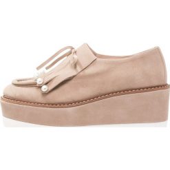 Élysèss Ankle boot taupe. Różowe botki damskie marki Élysèss, ze skóry, bez obcasa, bez zapięcia. W wyprzedaży za 382,85 zł.