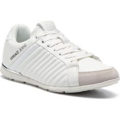 Sneakersy VERSACE JEANS - E0YTBSB5 70986 003. Białe sneakersy męskie Versace Jeans, na co dzień, bez wzorów, z jeansu, klasyczne, bez zapięcia. W wyprzedaży za 319,00 zł.