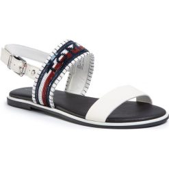 Sandały TOMMY HILFIGER - Sequins Flat Sandal FW0FW04714 Ivory YBI. Białe klapki damskie TOMMY HILFIGER, bez wzorów, ze skóry, bez obcasa. Za 399,00 zł.