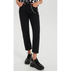 Jeansy straight z łańcuchem - Czarny. Czarne jeansy damskie Cropp. Za 119,99 zł.