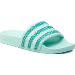 Klapki adidas - adilette W EE4807 Fromin/Actgrn/Fromin. Zielone klapki damskie Adidas, z aplikacjami. W wyprzedaży za 129,00 zł.