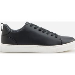Czarne sneakersy na białej podeszwie - Czarny. Czarne sneakersy męskie Reserved, bez zapięcia. Za 99,99 zł.