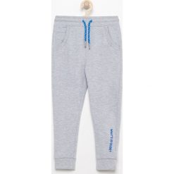 Spodnie dresowe - Jasny szar. Szare dresy chłopięce marki Reserved, m, z dresówki. W wyprzedaży za 39,99 zł.