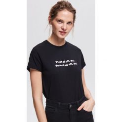 T-shirt z napisem - Czarny. Czarne t-shirty damskie Reserved, s, z napisami, bez kołnierzyka. Za 39,99 zł.
