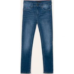 Tommy Hilfiger - Jeansy dziecięce Simon 128-176 cm. Niebieskie spodnie chłopięce TOMMY HILFIGER, z aplikacjami, z elastanu. Za 299,90 zł.