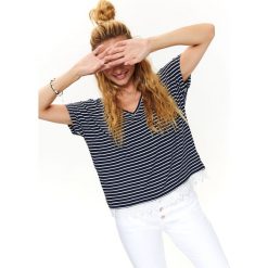 Luźny t-shirt w pasy. Białe t-shirty damskie w paski. W wyprzedaży za 29,99 zł.