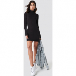 Nicki x NA-KD Dopasowana sukienka z golfem - Black. Czarne sukienki damskie marki Nicki x NA-KD, bez wzorów, z golfem, z długim rękawem, długie, mini, dopasowane. Za 161,95 zł.