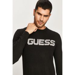 Guess Jeans - Sweter. Szare swetry męskie Guess Jeans, s, z aplikacjami, z wiskozy, z okrągłym kołnierzem, bez kaptura. Za 369,90 zł.