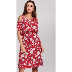 Czerwona Sukienka Eat Out. Czerwone sukienki damskie Renee, na co dzień, xl, bez wzorów, bez kołnierzyka, z krótkim rękawem, krótkie, mini, rozkloszowane. Za 69,99 zł.