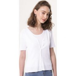 Biała Bluzka Immateriality. Białe bluzki damskie Born2be, s, bez wzorów, z dzianiny, z okrągłym kołnierzem, z krótkim rękawem. Za 19,99 zł.