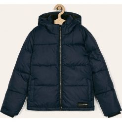 Calvin Klein Jeans - Kurtka dziecięca 116-176 cm. Czerwone kurtki dziewczęce Calvin Klein Jeans, bez wzorów, z poliesteru, krótkie, z kapturem. Za 799,90 zł.