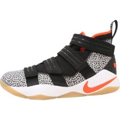 Nike Performance LEBRON SOLDIER XI SFG Obuwie do koszykówki black/team orange/white/atmosphere grey. Czarne buty sportowe męskie Nike Performance, ze skóry, bez zapięcia, do koszykówki. W wyprzedaży za 471,20 zł.