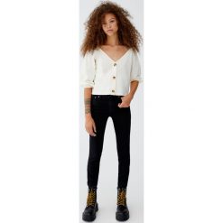 Jeansy skinny fit ze średnim stanem. Czarne jeansy damskie Pull&Bear, z jeansu. Za 69,90 zł.