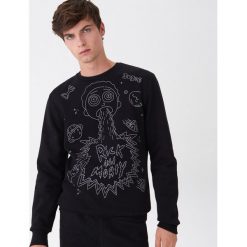 Bluza Rick and Morty z fluorescencyjnym nadrukiem - Czarny. Czarne bluzy męskie House, s, z nadrukiem, bez kołnierzyka, bez rękawów, bez kaptura. Za 99,99 zł.