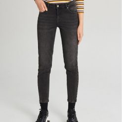 Jeansy Comfort - Czarny. Czarne jeansy damskie Cropp. Za 119,99 zł.