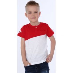 T-shirt chłopięcy z guzikiem czerwono-biały NDZ4487. Czerwone t-shirty chłopięce Fasardi, bez wzorów, bez rękawów. Za 39,00 zł.
