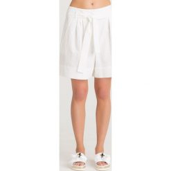 SPODENKI GALLIA Weekend Max Mara. Białe szorty damskie Weekend Max Mara, w paski, z bawełny, z podwyższonym stanem. Za 375,00 zł.