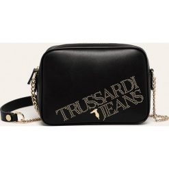 Trussardi Jeans - Torebka. Białe listonoszki damskie Trussardi Jeans, w paski, z poliesteru, na ramię, z aplikacjami. W wyprzedaży za 439,90 zł.