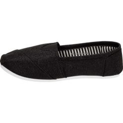 SLIP ON Czarne tenisówki damskie WISHOT 32-205. Czarne trampki i tenisówki damskie Wishot, bez wzorów, bez zapięcia. W wyprzedaży za 40,00 zł.