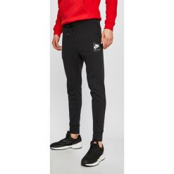 Nike - Spodnie. Czarne spodnie męskie Nike, m, z nadrukiem, z bawełny. Za 299,90 zł.