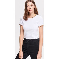 T-shirt z kontrastową lamówką - Biały. Białe t-shirty damskie Reserved, s, bez wzorów, z kontrastowym kołnierzykiem. Za 39,99 zł.