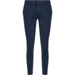 Chinosy Tommy Jeans Garment Dyed DW0DW06837. Niebieskie spodnie damskie Tommy Jeans, bez wzorów, z elastanu. W wyprzedaży za 209,00 zł.