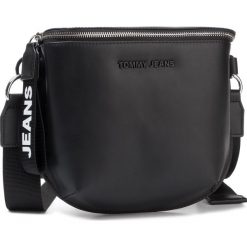 Torebka TOMMY JEANS - Tjw Femme Pu Bumbag AW0AW07154 BDS. Czarne listonoszki damskie Tommy Jeans, bez wzorów, z jeansu, bez dodatków. Za 399,00 zł.