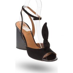 Czarne zamszowe sandały Emporio Armani. Czarne sandały damskie z aplikacjami, ze skóry, ze sprzączką. Za 1799,00 zł.