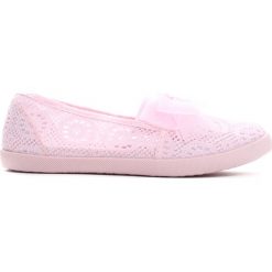 Jasnoróżowe Tenisówki Beauty Fame. Czerwone buty dziewczęce sportowe Born2be, w koronkowe wzory, z koronki. Za 39,99 zł.