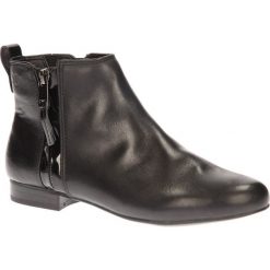 BOTKI CAPRICE 9-25310-23. Czarne botki damskie marki Caprice, bez obcasa, bez zapięcia. Za 139,99 zł.