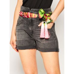 Szorty jeansowe Guess The It Girl W02D20 D3ZU1. Czarne szorty damskie Guess, z aplikacjami, z bawełny. Za 469,00 zł.
