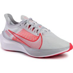 Buty NIKE - Zoom Gravity BQ3203 003 Pure Platinum/White/Red Orbit. Szare buty sportowe damskie Nike, z materiału, sportowe, do biegania. W wyprzedaży za 299,00 zł.