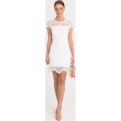 SUKIENKA twinset. Białe sukienki damskie Twinset, na imprezę, w koronkowe wzory, z dzianiny, eleganckie, z okrągłym kołnierzem, bez rękawów, mini, dopasowane. Za 849,00 zł.