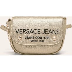 Versace Jeans - Torebka. Żółte listonoszki damskie Versace Jeans, w paski, z poliesteru, małe, z nadrukiem, bez dodatków. W wyprzedaży za 399,90 zł.