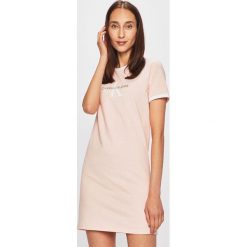 Calvin Klein Jeans - Sukienka. Różowe sukienki damskie Calvin Klein Jeans, na co dzień, xs, bez wzorów, z bawełny, casualowe, z okrągłym kołnierzem, z krótkim rękawem, krótkie, mini, proste. Za 299,90 zł.