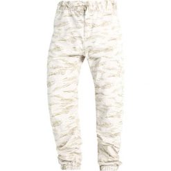 Chinosy męskie: Carhartt WIP MARSHALL COLUMBIA Spodnie materiałowe camo tiger/desert rinsed