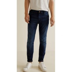 Mango Man - Jeansy Jude3. Niebieskie jeansy męskie regular Mango Man, z aplikacjami, z bawełny. Za 139,90 zł.