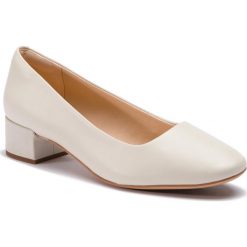 Półbuty CLARKS - Orabella Alice 261407804 White Leather. Brązowe półbuty damskie Clarks, bez wzorów, ze skóry, eleganckie, bez obcasa, na obcasie, bez zapięcia. W wyprzedaży za 239,00 zł.
