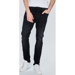 Review - Jeansy Simon. Czarne jeansy męskie marki Review, z elastanu. W wyprzedaży za 119,90 zł.