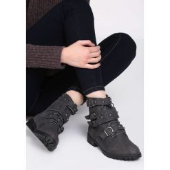 Szare Botki Be Mine. Szare botki damskie Born2be, z okrągłym noskiem, za kostkę, na wysokim obcasie, na płaskiej podeszwie, na zamek. Za 54,99 zł.