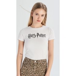 T-shirt z nadrukiem Harry Potter - Biały. Białe t-shirty damskie Sinsay, s, z nadrukiem, bez kołnierzyka. Za 29,99 zł.
